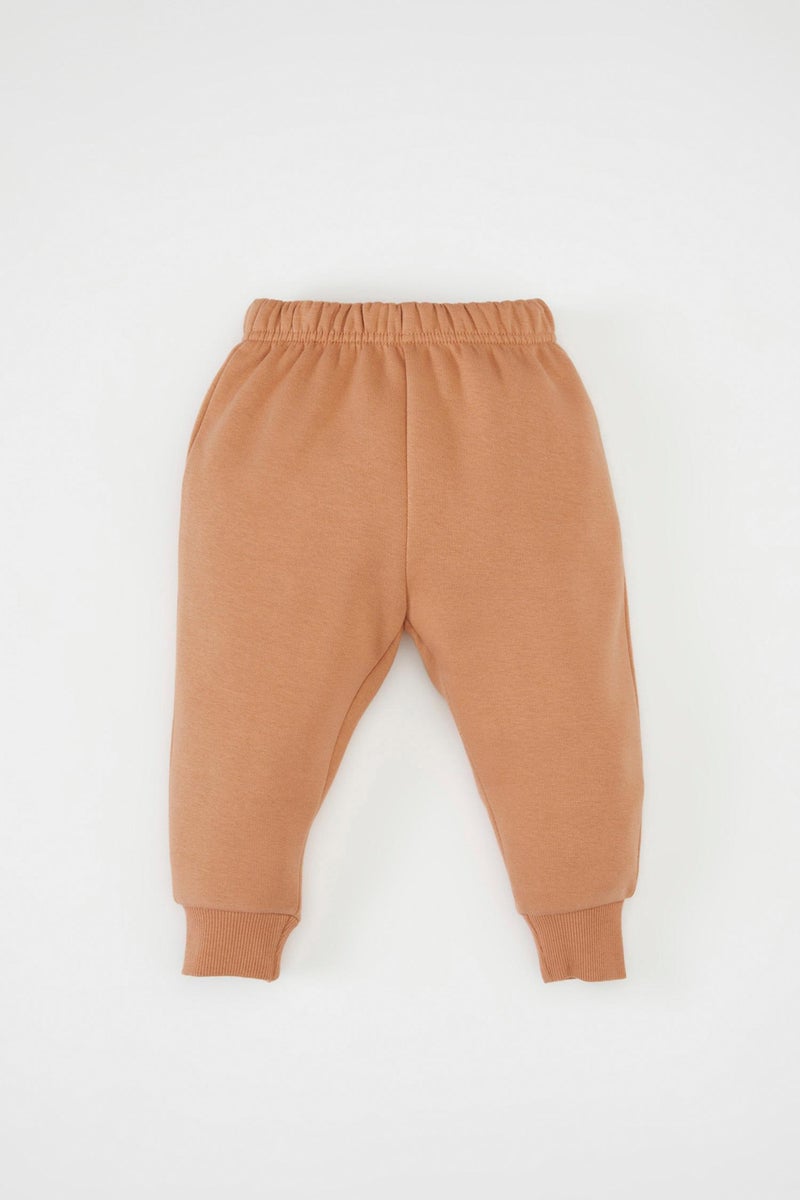 ديفاكتو طقم بيبي بناتي بني سويت شيرت وسويت بانتس بطبعة شعار قصة عادية - قطعتين - Image 4